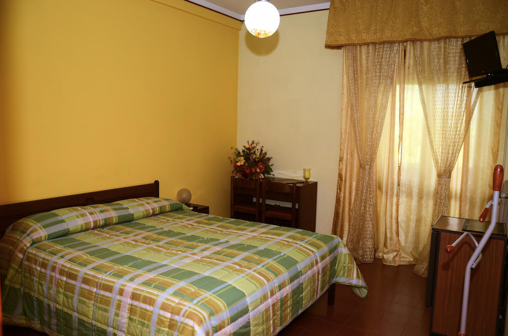 Hotel Ristorante Il Pino Κιούζι Δωμάτιο φωτογραφία